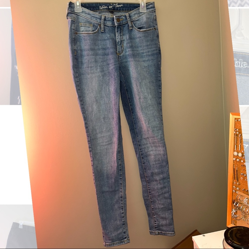 Universal Threads Medium Wash Skinny Jeans Size 4/27R